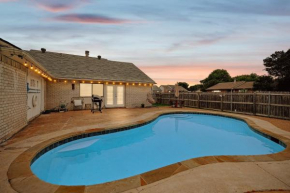 Charming 3 Bedrooms Escape w Pool Yard Foosball